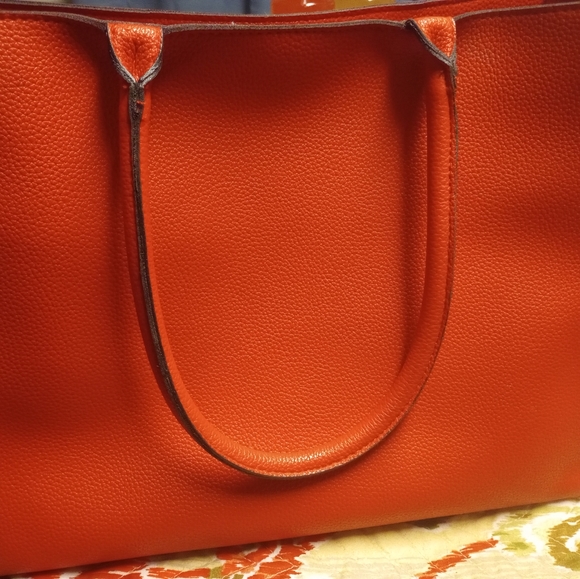 Elizabeth Arden Large Red Tote - Picture 2 of 7
